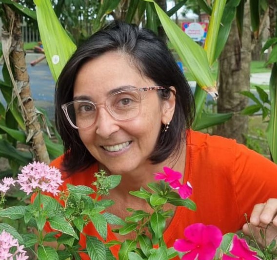 “O curso me permitiu um aprendizado positivo para a vida. Através das ferramentas e temáticas abordadas contemplando atenção plena, exercícios de meditação, respiração e introspecção permitiram uma viagem fantástica ao meu "Eu interior”, possibilitando mais leveza para meu dia a dia. Sou grata a estes ensinamentos”. Adília Araújo